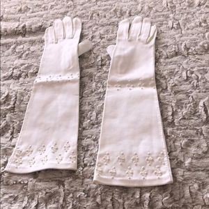 WHITE GLOVES WITH BEADED DETAILING